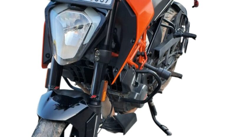 
								KTM DUKE 125 full									